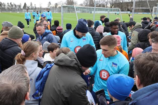 DEU, DFL, 2 FBL Hertha BSC, Training, 03 01 2024, Sportforum, Berlin, DEU, DFL, 2 FBL Hertha BSC, Training, in the picture Hertha players with the Hertha BSC fans, Jonjoe Kenny Hertha BSC Berlin 16 , Haris Tabakovic Hertha BSC Berlin 25 , Head coach Pal Dardai Hertha BSC Berlin DFL regulations prohibit any use of Photographs as image sequences and or quasi video Foto Juergen Engler nordphoto GmbH nordphotoxGmbHx xEngler nph00076