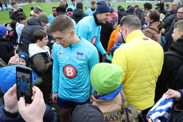 DEU, DFL, 2 FBL Hertha BSC, Training, 03 01 2024, Sportforum, Berlin, DEU, DFL, 2 FBL Hertha BSC, Training, in the picture Hertha players with the Hertha BSC fans, Jonjoe Kenny Hertha BSC Berlin 16 , Haris Tabakovic Hertha BSC Berlin 25 DFL regulations prohibit any use of Photographs as image sequences and or quasi video Foto Juergen Engler nordphoto GmbH nordphotoxGmbHx xEngler nph00076
