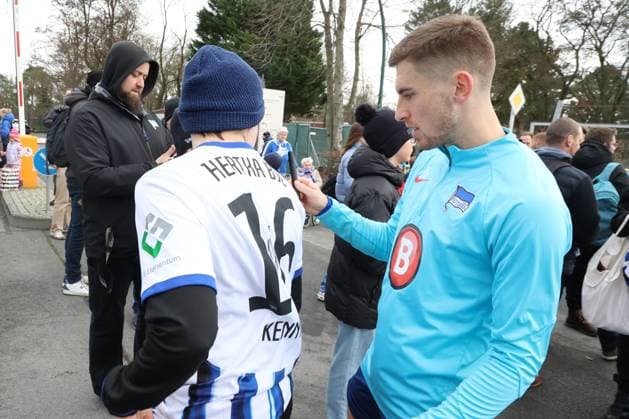 DEU, DFL, 2 FBL Hertha BSC, Training, 03 01 2024, Sportforum, Berlin, DEU, DFL, 2 FBL Hertha BSC, Training, in the picture Hertha players with the Hertha BSC fans, Jonjoe Kenny Hertha BSC Berlin 16 DFL regulations prohibit any use of Photographs as image sequences and or quasi video Foto Juergen Engler nordphoto GmbH nordphotoxGmbHx xEngler nph00076