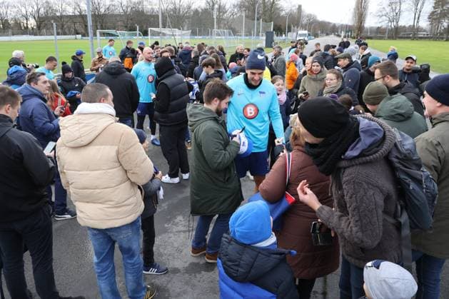 DEU, DFL, 2 FBL Hertha BSC, Training, 03 01 2024, Sportforum, Berlin, DEU, DFL, 2 FBL Hertha BSC, Training, in the picture Hertha players with the Hertha BSC fans, Haris Tabakovic Hertha BSC Berlin 25 , Toni Leistner Hertha BSC Berlin 37 DFL regulations prohibit any use of Photographs as image sequences and or quasi video Foto Juergen Engler nordphoto GmbH nordphotoxGmbHx xEngler nph00076