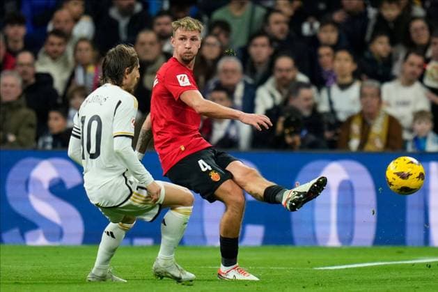 Siebe Van der Heyden of RCD Mallorca and Luka Modric of Real Madrid CF Real Madrid v RCD Mallorca, La Liga 2023-2024, date 19. Football, Santiago Bernabeu Stadium, Madrid, Spain - 3 Jan 2024 EDITORIAL USE ONLY No use with unauthorised audio, video, data, fixture lists (outside the EU), club league logos or live services. Online in-match use limited to 45 images (+15 in extra time). No use to emulate moving images. No use in betting, games or Copyright: xPressinphoto Shutterstockx 14284175h
