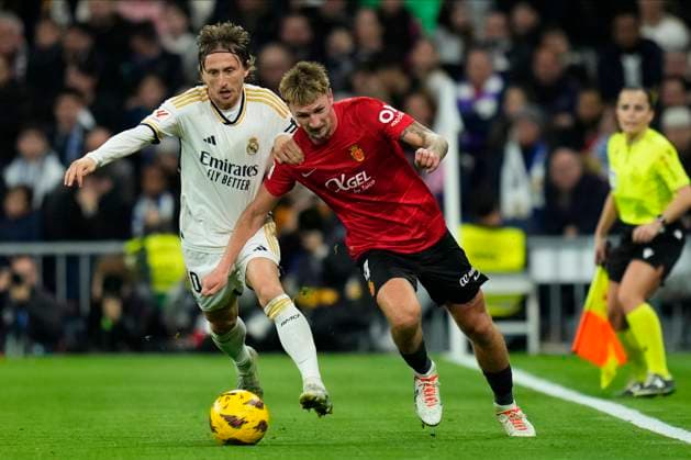 ESP: Real Madrid v RCD Mallorca. La Liga EA Sports, date 19 Luka Modric of Real Madrid CF and Siebe Van der Heyden of RCD Mallorca during the La Liga match between Real Madrid and RCD Mallorca played at Santiago Bernabeu Stadium on January 3, 2024 in Madrid, Spain. kpng Copyright: xCesarxCebollax xPRESSINPHOTOx PS_240103_1024