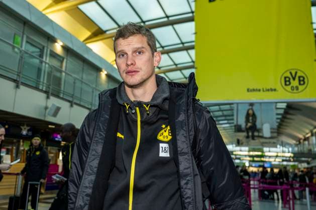 Fußball: 1. Bundesliga, Saison 2023 2024, Trainingslager von Borussia Dortmund am 03.01.2024 in Marbella (Spanien). Co-Trainer Sven Bender kommt in die Abflughalle am Flughafen Dortmund. *** Soccer 1 Bundesliga, 2023 2024 season, Borussia Dortmund training camp on 03 01 2024 in Marbella Spain Co coach Sven Bender arrives in the departure hall at Dortmund airport Copyright: xDavidxInderliedx