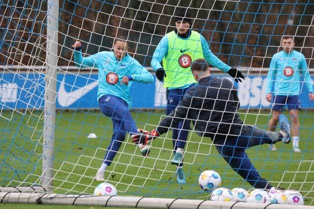 DEU, DFL, 2 FBL Hertha BSC, Training, 04 01 2024, Sportforum, Berlin, DEU, DFL, 2 FBL Hertha BSC, Training, in the picture Derry Scherhant Hertha BSC Berlin 39 , Marius Gersbeck Hertha BSC Berlin 35 , Gustav Christensen Hertha BSC Berlin 26 DFL regulations prohibit any use of Photographs as image sequences and or quasi video Foto Juergen Engler nordphoto GmbH nordphotoxGmbHx xEngler nph00076