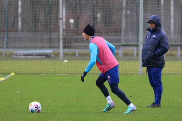 DEU, DFL, 2 FBL Hertha BSC, Training, 04 01 2024, Sportforum, Berlin, DEU, DFL, 2 FBL Hertha BSC, Training, im Bild Palko Dardai Hertha BSC Berlin 27 , Head coach Pal Dardai Hertha BSC Berlin DFL regulations prohibit any use of Photographs as image sequences and or quasi video Foto Juergen Engler nordphoto GmbH nordphotoxGmbHx xEngler nph00076