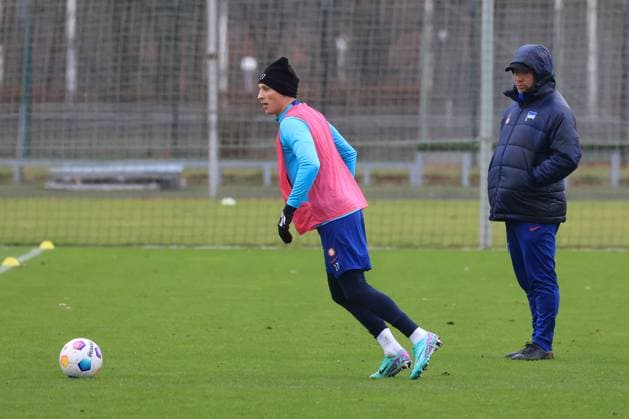 DEU, DFL, 2 FBL Hertha BSC, Training, 04 01 2024, Sportforum, Berlin, DEU, DFL, 2 FBL Hertha BSC, Training, im Bild Palko Dardai Hertha BSC Berlin 27 , Head coach Pal Dardai Hertha BSC Berlin DFL regulations prohibit any use of Photographs as image sequences and or quasi video Foto Juergen Engler nordphoto GmbH nordphotoxGmbHx xEngler nph00076
