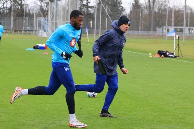 DEU, DFL, 2 FBL Hertha BSC, Training, 04 01 2024, Sportforum, Berlin, DEU, DFL, 2 FBL Hertha BSC, Training, im Bild Myziane Maolida Hertha BSC Berlin 15 , Konditionstrainer Hendrik Kuchno Hertha BSC Berlin DFL regulations prohibit any use of Photographs as image sequences and or quasi video Foto Juergen Engler nordphoto GmbH nordphotoxGmbHx xEngler nph00076
