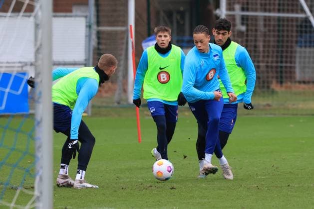 DEU, DFL, 2 FBL Hertha BSC, Training, 04 01 2024, Sportforum, Berlin, DEU, DFL, 2 FBL Hertha BSC, Training, in the picture Derry Scherhant Hertha BSC Berlin 39 , Andreas Bouchalakis Hertha BSC Berlin 5 , Gustav Christensen Hertha BSC Berlin 26 , Marton Dardai Hertha BSC Berlin 31 DFL regulations prohibit any use of Photographs as image sequences and or quasi video Foto Juergen Engler nordphoto GmbH nordphotoxGmbHx xEngler nph00076