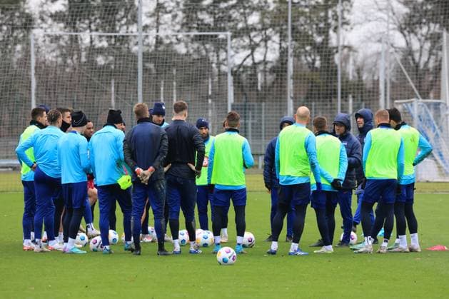 DEU, DFL, 2 FBL Hertha BSC, Training, 04 01 2024, Sportforum, Berlin, DEU, DFL, 2 FBL Hertha BSC, Training, im Bild Cheftrainer Pal Dardai Hertha BSC Berlin , Hertha Spielerkreis DFL regulations prohibit any use of Photographs as image sequences and or quasi video Foto Juergen Engler nordphoto GmbH nordphotoxGmbHx xEngler nph00076