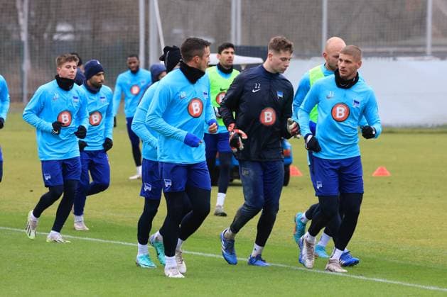 DEU, DFL, 2 FBL Hertha BSC, Training, 04 01 2024, Sportforum, Berlin, DEU, DFL, 2 FBL Hertha BSC, Training, im Bild Auslauftraining, auslaufen, Marc Oliver Kempf Hertha BSC Berlin 20 , Tjark Ernst Hertha BSC Berlin 12 , Toni Leistner Hertha BSC Berlin 37 DFL regulations prohibit any use of Photographs as image sequences and or quasi video Foto Juergen Engler nordphoto GmbH nordphotoxGmbHx xEngler nph00076