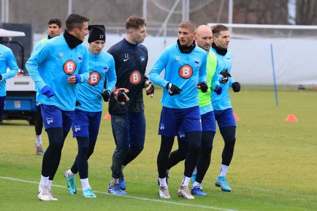 DEU, DFL, 2 FBL Hertha BSC, Training, 04 01 2024, Sportforum, Berlin, DEU, DFL, 2 FBL Hertha BSC, Training, im Bild Auslauftraining, auslaufen, Marc Oliver Kempf Hertha BSC Berlin 20 , Tjark Ernst Hertha BSC Berlin 12 , Toni Leistner Hertha BSC Berlin 37 , Palko Dardai Hertha BSC Berlin 27 , Peter Pekarik Hertha BSC Berlin 2 DFL regulations prohibit any use of Photographs as image sequences and or quasi video Foto Juergen Engler nordphoto GmbH nordphotoxGmbHx xEngler nph00076