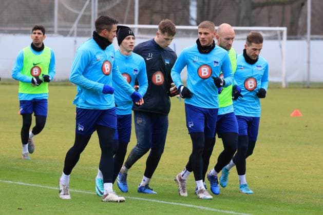 DEU, DFL, 2 FBL Hertha BSC, Training, 04 01 2024, Sportforum, Berlin, DEU, DFL, 2 FBL Hertha BSC, Training, im Bild Auslauftraining, auslaufen, Marc Oliver Kempf Hertha BSC Berlin 20 , Tjark Ernst Hertha BSC Berlin 12 , Toni Leistner Hertha BSC Berlin 37 , Palko Dardai Hertha BSC Berlin 27 , Peter Pekarik Hertha BSC Berlin 2 DFL regulations prohibit any use of Photographs as image sequences and or quasi video Foto Juergen Engler nordphoto GmbH nordphotoxGmbHx xEngler nph00076