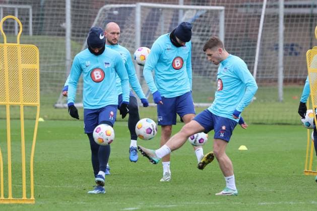 DEU, DFL, 2. FBL Hertha BSC, Training, 04.01.2024, Sportforum, Berlin, DEU, DFL, 2. FBL Hertha BSC, Training, im Bild Jonjoe Kenny (Hertha BSC Berlin 16), Jeremy Dudziak (Hertha BSC Berlin 19), Haris Tabakovic (Hertha BSC Berlin 25) DFL - regulations prohibit any use of Photographs as image sequences and or quasi-video Foto: Juergen Engler nordphoto GmbH nordphotoxGmbHx xEngler nph00076