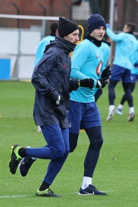 DEU, DFL, 2. FBL Hertha BSC, Training, 04.01.2024, Sportforum, Berlin, DEU, DFL, 2. FBL Hertha BSC, Training, im Bild warmlaufen, Aufwaermtraining, Bence Dardai (Hertha BSC Berlin 24), Fitnesstrainer Hendrik Vieth (Hertha BSC) DFL - regulations prohibit any use of Photographs as image sequences and or quasi-video Foto: Juergen Engler nordphoto GmbH nordphotoxGmbHx xEngler nph00076
