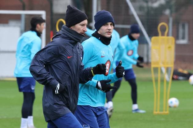 DEU, DFL, 2 FBL Hertha BSC, Training, 04 01 2024, Sportforum, Berlin, DEU, DFL, 2 FBL Hertha BSC, Training, im Bild warm-up, warm-up training, Bence Dardai Hertha BSC Berlin 24 , Fitnessstrainer Hendrik Vieth Hertha BSC DFL regulations prohibit any use of Photographs as image sequences and or quasi video Foto Juergen Engler nordphoto GmbH nordphotoxGmbHx xEngler nph00076