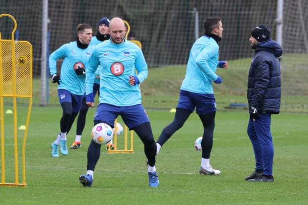 DEU, DFL, 2 FBL Hertha BSC, Training, 04 01 2024, Sportforum, Berlin, DEU, DFL, 2 FBL Hertha BSC, Training, im Bild Toni Leistner Hertha BSC Berlin 37 , Marc Oliver Kempf Hertha BSC Berlin 20 , Co Trainer Admir Hamzagic Hertha BSC Berlin DFL regulations prohibit any use of Photographs as image sequences and or quasi video Foto Juergen Engler nordphoto GmbH nordphotoxGmbHx xEngler nph00076