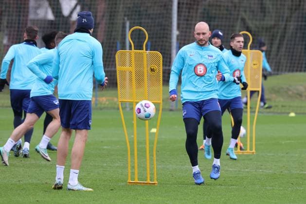DEU, DFL, 2 FBL Hertha BSC, Training, 04 01 2024, Sportforum, Berlin, DEU, DFL, 2 FBL Hertha BSC, Training, im Bild Toni Leistner Hertha BSC Berlin 37 , Haris Tabakovic Hertha BSC Berlin 25 DFL regulations prohibit any use of Photographs as image sequences and or quasi video Foto Juergen Engler nordphoto GmbH nordphotoxGmbHx xEngler nph00076