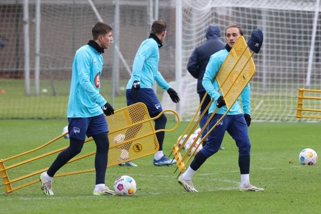 DEU, DFL, 2 FBL Hertha BSC, Training, 04 01 2024, Sportforum, Berlin, DEU, DFL, 2 FBL Hertha BSC, Training, in the picture Michat Karbownik Hertha BSC Berlin 6 , Gustav Christensen Hertha BSC Berlin 26 DFL regulations prohibit any use of Photographs as image sequences and or quasi video Foto Juergen Engler nordphoto GmbH nordphotoxGmbHx xEngler nph00076