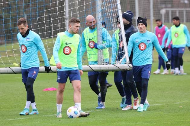 DEU, DFL, 2 FBL Hertha BSC, Training, 04 01 2024, Sportforum, Berlin, DEU, DFL, 2 FBL Hertha BSC, Training, im Bild Tortraeger, Jonjoe Kenny Hertha BSC Berlin 16 , Toni Leistner Hertha BSC Berlin 37 , Palko Dardai Hertha BSC Berlin 27 , Peter Pekarik Hertha BSC Berlin 2 DFL regulations prohibit any use of Photographs as image sequences and or quasi video Foto Juergen Engler nordphoto GmbH nordphotoxGmbHx xEngler nph00076