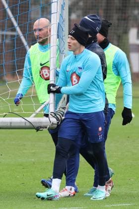 DEU, DFL, 2 FBL Hertha BSC, Training, 04 01 2024, Sportforum, Berlin, DEU, DFL, 2 FBL Hertha BSC, Training, im Bild Tortraeger, Toni Leistner Hertha BSC Berlin 37 , Palko Dardai Hertha BSC Berlin 27 , DFL regulations prohibit any use of Photographs as image sequences and or quasi video Foto Juergen Engler nordphoto GmbH nordphotoxGmbHx xEngler nph00076