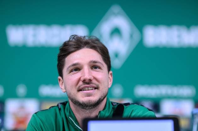 GER, 1 FBL, Werder Bremen Mixedzone 04 01 2024, Press conference room, Bremen, GER, 1 FBL, Werder Bremen Mixedzone Mixedzone Mixedzone Niklas Stark Werder Bremen 04 sitting at the podium in the media room during a mixed zone nordphotoxGmbHxx xKokenge nph00001