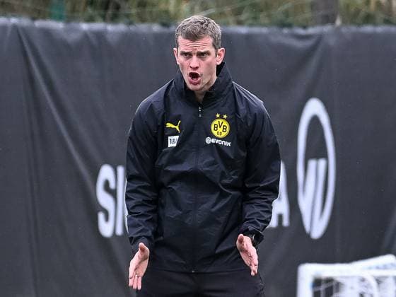 Sven Bender (Borussia Dortmund, Co-Trainer) ist unzufrieden mit der Durchfuehrung der Uebung und zeigt es deutlich. Borussia Dortmund, Fussball, 1. Bundesliga, Trainingslager Marbella, Saison 2023 2024, 03.01.2024 Foto: Kirchner-Media TH *** Sven Bender Borussia Dortmund, co-trainer is dissatisfied with the execution of the exercise and shows it clearly Borussia Dortmund, Football, 1 Bundesliga, Training camp Marbella, Season 2023 2024, 03 01 2024 Photo Kirchner Media TH Copyright: xKirchner-Media THx