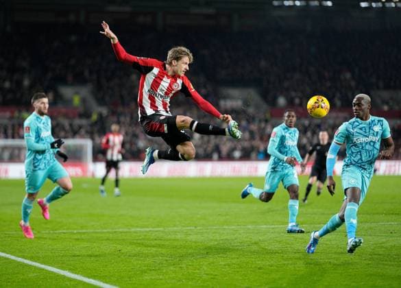 Bilder des Jahres 2024, Sport 01 Januar Sport Themen der Woche KW01 Sport Bilder des Tages Mads Roerslev of Brentford try a shot Brentford v Wolverhampton Wanderers, Emirates FA Cup, Third Round, Football, Gtech Community Stadium, London, UK - 05 Jan 2024 EDITORIAL USE ONLY No use with unauthorised audio, video, data, fixture lists, club league logos or live services. Online in-match use limited to 120 images, no video emulation. No use in betting, games or single club league player publications.  Copyright: xDavexShopland Shutterstockx 14285025j