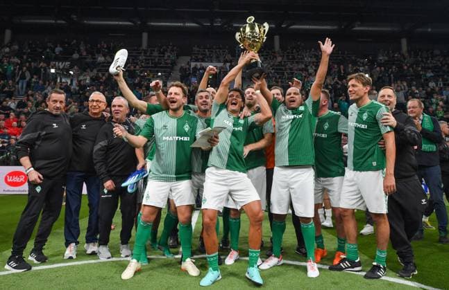 Bilder des Jahres 2024, Sport 01 Januar Sport Themen der Woche KW01 Sport Bilder des Tages GER, Hallencup, Cup der Öffenttlichen Oldenburg 05.01.2024, EWE Arena, Oldenburg, GER, Cup der Öffentlichen Oldenburg, DFL regulations prohibit any use of photographs as image sequences and or quasi-video, im Bild Philipp BARGFREDE ( Werder Legenden 44 ) Fin BARTELS ( Werder Legenden 17 ) Nelson VALDEZ ( Werder Legenden 11 ) Max KRUSE ( Werder Legenden 10 ) Ailton ( Werder Legenden 32 ) Clemens FRITZ ( Werder Legenden 7 ) Viktor PEKRUL ( Werder Legenden 2 ) mit dem Siegerpokal *** GER, Hallencup, Cup der Öffenttlichen Oldenburg 05 01 2024, EWE Arena, Oldenburg, GER, Cup der Öffentlichen Oldenburg, DFL regulations prohibit any use of photographs as image sequences and or quasi video, im Bild Philipp BARGFREDE Werder Legenden 44 Fin BARTELS Werder Legenden 17 Nelson VALDEZ Werder Legenden 11 Max KRUSE Werder Legenden 10 Ailton Werder Legenden 32 Clemens FRITZ Werder Legenden 7 Viktor PEKRUL Werder Legenden 2 mit dem Siegerpokal nordphotoxgmbhx xRojahn nph00310