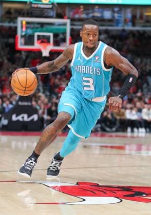 CHICAGO, IL - JANUARY 05: Terry Rozier 3 of the Charlotte Hornets dribbles the ball during the second half against the Chicago Bulls at United Center on January 05, 2024 in Chicago, Illinois. (Photo by Melissa Tamez Icon Sportswire) NBA, Basketball Herren, USA JAN 05 Hornets at Bulls EDITORIAL USE ONLY Icon24010533