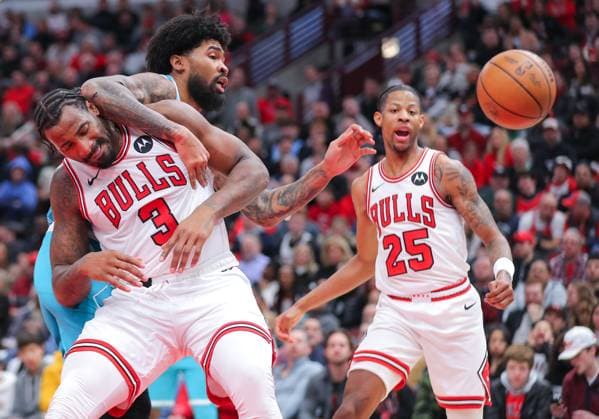 Sport Themen der Woche KW01 Sport Bilder des Tages CHICAGO, IL - JANUARY 05: Nick Richards 4 of the Charlotte Hornets fouls Andre Drummond 3 of the Chicago Bulls during the second half at United Center on January 05, 2024 in Chicago, Illinois. (Photo by Melissa Tamez Icon Sportswire) NBA, Basketball Herren, USA JAN 05 Hornets at Bulls EDITORIAL USE ONLY Icon24010535