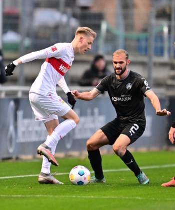 Sport Themen der Woche KW01 06.01.2024 - Fussball - Saison 2023 2024 - Testspiel Freundschaftsspiel Vorbereitungsspiel : VfB Stuttgart - SpVgg Greuther Füth ( Kleeblatt ) - - xwoxzix - Chris Führich (27, VfB Stuttgart ) Simon Asta (2, SpVgg Greuther Fürth ) *** 06 01 2024 Soccer season 2023 2024 Test match friendly match preparation match VfB Stuttgart SpVgg Greuther Füth Kleeblatt xwoxzix Chris Führich 27, VfB Stuttgart Simon Asta 2, SpVgg Greuther Fürth