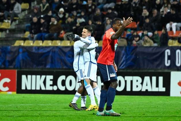 Kevin Gameiro ( 9 - Strasbourg ) celebrates with teammates during the French Cup match between Avoine OCC and RC Strasbourg Alsace at Stade de la Vallee du Cher on January 06, 2024 in Tours, France. ( Photo by federico pestellini panoramic ) - FOOTBALL : Avoine vs Strasbourg - Coupe de France - 06 01 2024 FedericoPestellini Panoramic 