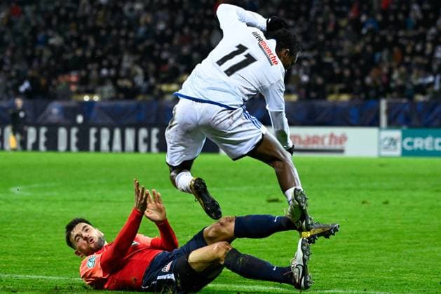 Moise SAHI DION ( 11 - Strasbourg ) and Florent Gache ( 6 - Avoine ) during the French Cup match between Avoine OCC and RC Strasbourg Alsace at Stade de la Vallee du Cher on January 06, 2024 in Tours, France. ( Photo by federico pestellini panoramic ) - FOOTBALL : Avoine vs Strasbourg - Coupe de France - 06 01 2024 FedericoPestellini Panoramic 