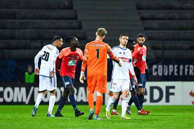 Strasbourg players celebrate their side s victory after during the French Cup match between Avoine OCC and RC Strasbourg Alsace at Stade de la Vallee du Cher on January 06, 2024 in Tours, France. ( Photo by federico pestellini panoramic ) - FOOTBALL : Avoine vs Strasbourg - Coupe de France - 06 01 2024 FedericoPestellini Panoramic 