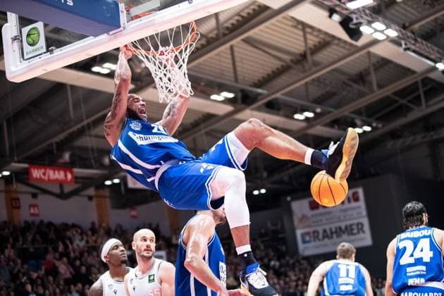 Sport Themen der Woche KW01 Sport Bilder des Tages BARMER 2. Basketball Bundesliga ProA Saison 2023 2024 16. Spieltag am 06.01.2024 Medipolis SC Jena vs JobStairs GIESSEN 46ers Rasheed Moore (Jena) mit dem krachenden Dunking Sparkassen Arena *** BARMER 2 Basketball Bundesliga ProA Season 2023 2024 16 Matchday on 06 01 2024 Medipolis SC Jena vs JobStairs GIESSEN 46ers Rasheed Moore Jena with the cracking dunk Sparkassen Arena