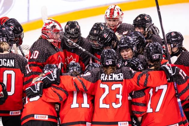 06 01 2024, Zug, BOSSARD Arena, U18 Women World Cup Canada Germany, Canada squad before the match 30 goalkeeper Hannah Clark Canada , 6 Charlotte Pieckenhagen Canada  Copyright: xJustPictures.ch VedranxGalijasx