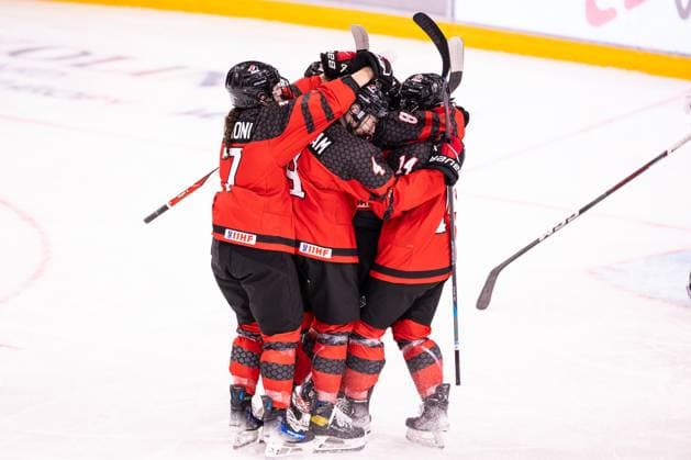 06 01 2024, Zug, BOSSARD Arena, U18 Women World Cup Canada Germany, 14 Sienna D alessandro Canada celebrates her goal with team 1 0  Copyright: xJustPictures.ch VedranxGalijasx
