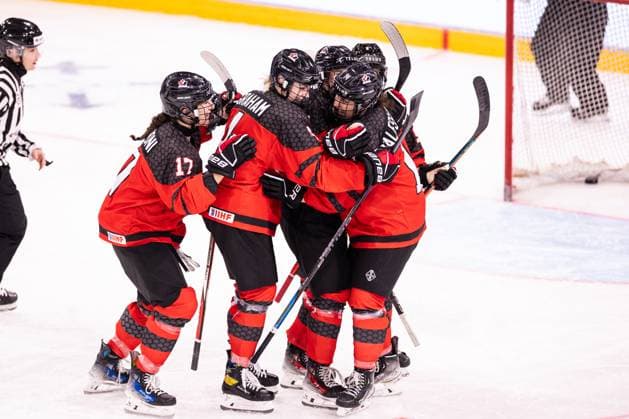 06 01 2024, Zug, BOSSARD Arena, U18 Women World Cup Canada Germany, 14 Sienna D alessandro Canada celebrates her goal with team 1 0  Copyright: xJustPictures.ch VedranxGalijasx
