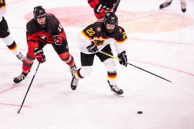 06 01 2024, Zug, BOSSARD Arena, U18 Women World Cup Canada Germany, 22 Lara Georgi Germany against 10 Reese Logan Canada  Copyright: xJustPictures.ch VedranxGalijasx
