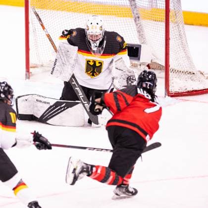 06 01 2024, Zug, BOSSARD Arena, U18 Women World Cup Canada Germany, 29 goalkeeper Hannah Loist Germany saves against 7 Mackenzie Alexander Canada  Copyright: xJustPictures.ch VedranxGalijasx