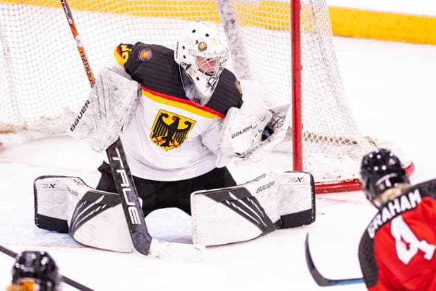 06 01 2024, Zug, BOSSARD Arena, U18 Women World Cup Canada Germany, 29 goalkeeper Hannah Loist Germany saves against 4 Gracie Graham Canada  Copyright: xJustPictures.ch VedranxGalijasx