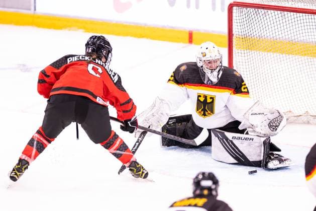 06 01 2024, Zug, BOSSARD Arena, U18 Women World Cup Canada Germany, 29 goalkeeper Hannah Loist Germany saves against 6 Charlotte Pieckenhagen Canada  Copyright: xJustPictures.ch VedranxGalijasx