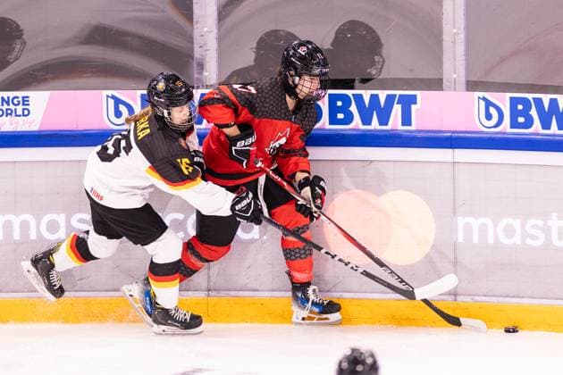 06 01 2024, Zug, BOSSARD Arena, U18 Women World Cup Canada Germany, 17 Maxine Cimoroni Canada against 15 Emilija Birka Germany  Copyright: xJustPictures.ch VedranxGalijasx
