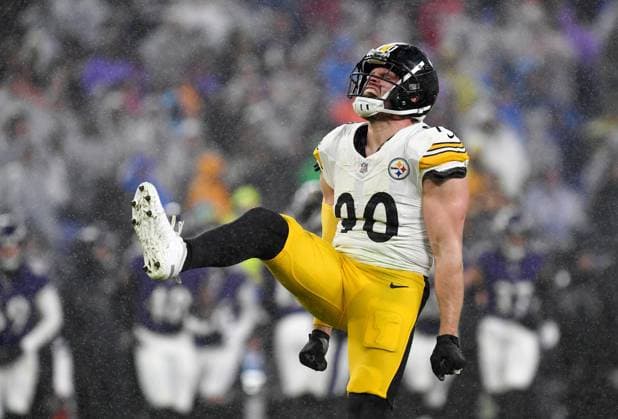 Sport Themen der Woche KW01 Sport Bilder des Tages BALTIMORE, MD - JANUARY 06: Steelers linebacker T.J. Watt (90) celebrates after his 19th sack of the season during the Pittsburgh Steelers versus Baltimore Ravens NFL, American Football Herren, USA game at M&T Bank Stadium on January 6, 2024 in Baltimore, MD. (Photo by Randy Litzinger Icon Sportswire) NFL: JAN 06 Steelers at Ravens EDITORIAL USE ONLY Icon9662401060984