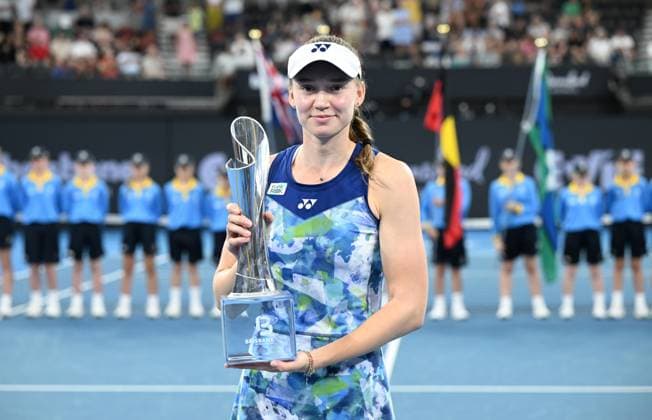 TENNIS BRISBANE INTERNATIONAL, Elena Rybakina of Kazakhstan celebrates winning with the trophy against Aryna Sabalenka of Belarus during the women?s Final on Day 8 of the 2024 Brisbane International at the Queensland Tennis Centre in Brisbane, Sunday, January 7, 2024. ( NO ARCHIVING, EDITORIAL USE ONLY, NO USE IN BOOKS WITHOUT CONSENT BRISBANE QUEENSLAND AUSTRALIA  Copyright: xDARRENxENGLANDx 20240107001885852882