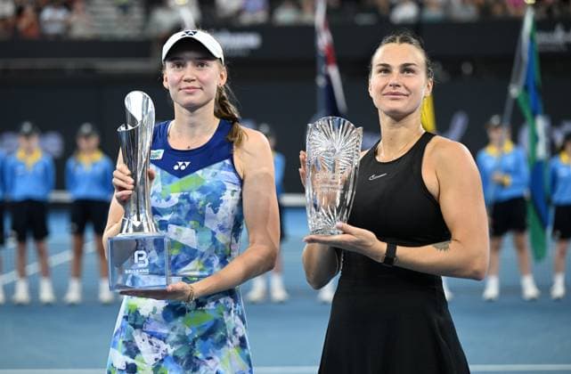 TENNIS BRISBANE INTERNATIONAL, Elena Rybakina (left) of Kazakhstan celebrates winning with the trophy against Aryna Sabalenka (right) of Belarus during the women?s Final on Day 8 of the 2024 Brisbane International at the Queensland Tennis Centre in Brisbane, Sunday, January 7, 2024. ( NO ARCHIVING, EDITORIAL USE ONLY, NO USE IN BOOKS WITHOUT CONSENT BRISBANE QUEENSLAND AUSTRALIA  Copyright: xDARRENxENGLANDx 20240107001885853633