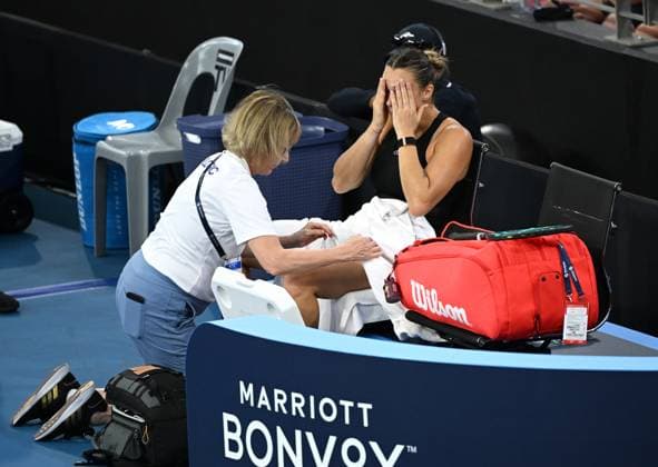 TENNIS BRISBANE INTERNATIONAL, Aryna Sabalenka of Belarus is seen receiving medical treatment during her match against Elena Rybakina of Kazakhstan during the women?s Final on Day 8 of the 2024 Brisbane International at the Queensland Tennis Centre in Brisbane, Sunday, January 7, 2024. ( NO ARCHIVING, EDITORIAL USE ONLY, NO USE IN BOOKS WITHOUT CONSENT BRISBANE QUEENSLAND AUSTRALIA  Copyright: xDARRENxENGLANDx 20240107001885853928