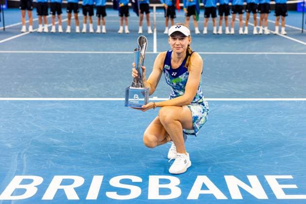 Bilder des Jahres 2024, Sport 01 Januar Sport Themen der Woche KW01 Sport Bilder des Tages ELENA RYBAKINA receives her trophy after winning the Womens Final Brisbane international 7th January 2024 Brisbane International Tennis Tournament, Day Eight, Queensland Tennis Centre, Brisbane, Australia - 07 Jan 2024  Copyright: xBenxSymons Shutterstockx 14286931co