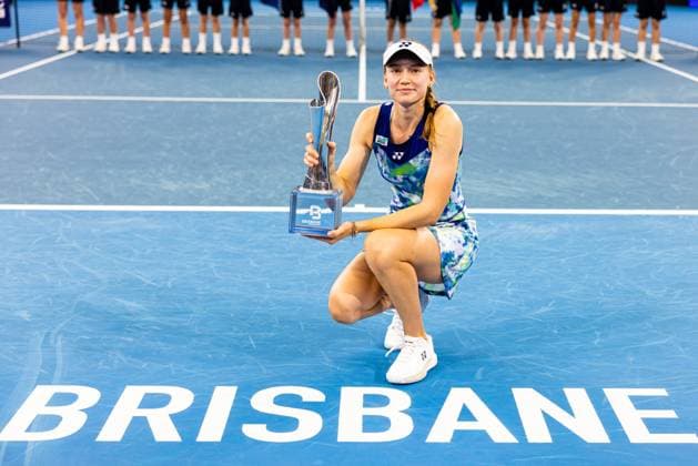 ELENA RYBAKINA receives her trophy after winning the Womens Final Brisbane international 7th January 2024 Brisbane International Tennis Tournament, Day Eight, Queensland Tennis Centre, Brisbane, Australia - 07 Jan 2024  Copyright: xBenxSymons Shutterstockx 14286931cn