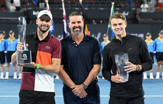 TENNIS BRISBANE INTERNATIONAL, Grigor Dimitrov (left) of Belarus, Pat Rafter (centre) and Holger Rune (right) of Denmark are seen during the trophy presentation after the men?s Final on Day 8 of the 2024 Brisbane International at the Queensland Tennis Centre in Brisbane, Sunday, January 7, 2024. ( NO ARCHIVING, EDITORIAL USE ONLY, NO USE IN BOOKS WITHOUT CONSENT BRISBANE QUEENSLAND AUSTRALIA  Copyright: xDARRENxENGLANDx 20240107001885891843